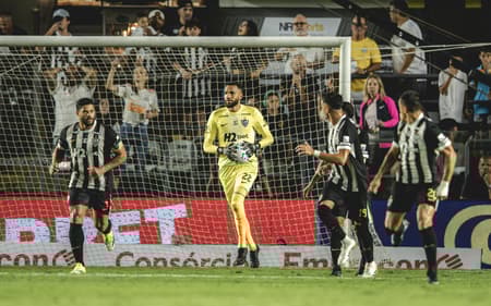 Jogadores do Atlético contra o Santos (Foto: Pedro Souza / Atlético)