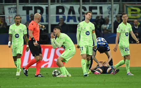 Jogadores do Barcelona reclamam com Marciniak durante jogo contra a Inter, pela Champions League