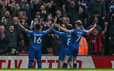 Jogadores do Bournemouth comemorando gol no duelo contra o Arsenal (Foto: Glyn Kirk/AFP)