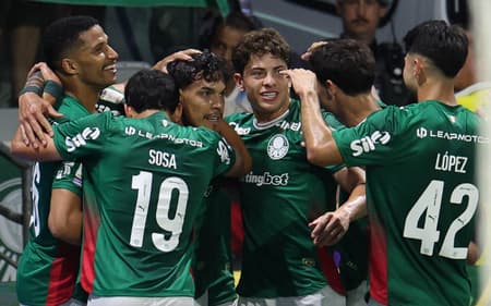 Jogadores do Palmeiras celebram gol do time