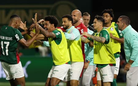 Jogadores do Palmeiras comemoram gol marcado