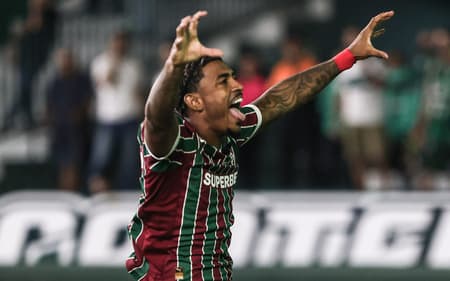 John Kennedy comemora o gol no empate do Fluminense contra o Coritiba