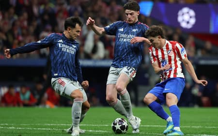 Julián Álvarez disputa bola com Rice e Zubimendi em Atlético de Madrid x Arsenal, pela Champions League