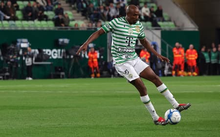 Ex-alvo do Botafogo, Julio Romão em ação pelo Ferencváros (Foto: Divulgação/Ferencváros)