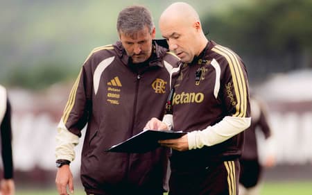 Leonardo Jardim conversa com membro da comissão técnica em treino do Flamengo (Foto: Adriano Fontes / Flamengo)