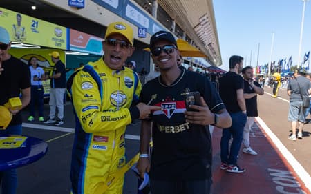 Helio posa ao lado de torcedor do São Paulo