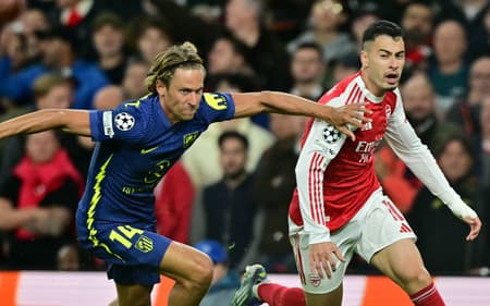Martinelli e Llorente disputando na corrida no duelo entre Arsenal e Atlético de Madrid na Champions League (Foto: Ben Stansall/AFP)