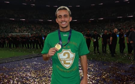 Ex-Flamengo, Matheus Gonçalves foi campeão da Champions da Ásia com o Al-Ahli (Foto: Reprodução/Instagram Matheus Gonçalves)
