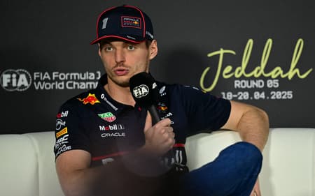 Max Verstappen em coletiva do GP da Arábia Saudita na F1 2025 (Foto: Giuseppe CACACE / AFP)