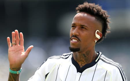 Militão em chegada do Real Madrid para enfrentar o Dortmund, no Mundial