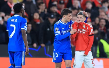 Momento em que Vini Jr acusa Prestianni de ter dito uma injúria racial após tapar a boca com a camisa em Benfica x Real Madrid