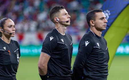 O arbitro Lucas Casagrande durante partida entre Bahia e Palmeiras
