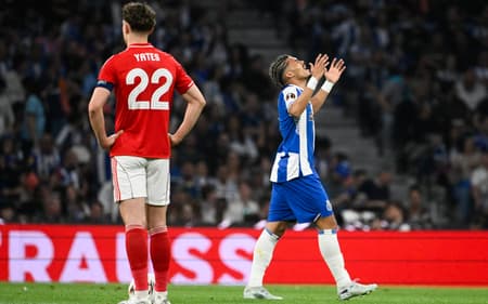 William Gomes comemora gol pelo Porto na Europa League (Foto: Miguel RIOPA / AFP)