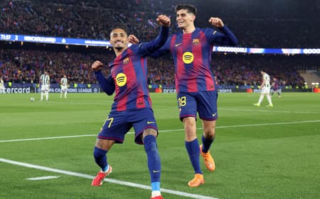 Raphinha comemora gol do Barcelona sobre o Newcastle, na Champions League