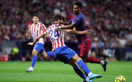 Rashford e Le Normand disputam a posse de bola no clássico entre Barcelona e Atlético de Madri pela La Liga