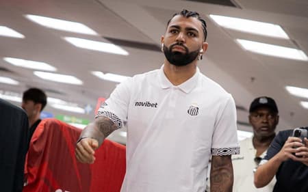 Gabriel Barbosa chega ao Maracanã com a delegação do Santos. (Foto: Raul Baretta/ Santos FC)