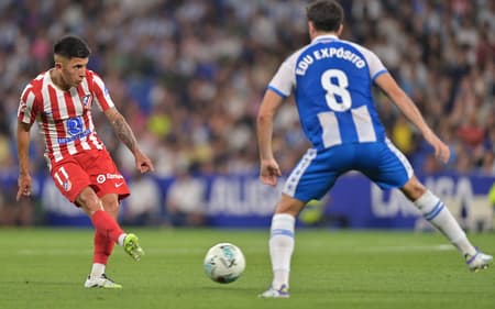 Thiago Almada, ex-Botafogo, em ação pelo Atlético de Madrid contra o Espanyol (Foto: Manaure Quintero/AFP)