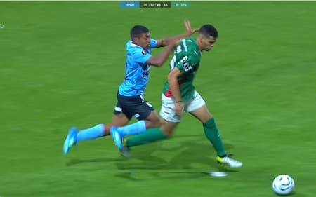 VAR chamou árbitro para revisão e marcação de pênalti para o Palmeiras