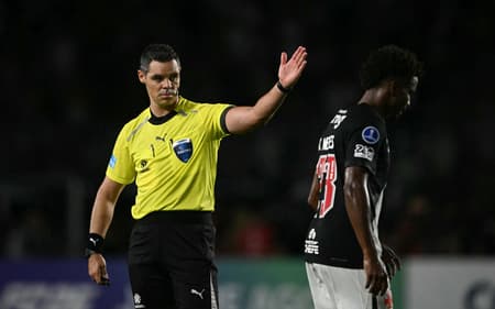Thiago Mendes em Vasco x Audax Italiano pela Sul-Americana (Foto: MAURO PIMENTEL / AFP)