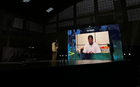 Vini Jr comemora vitória da Seleção Brasileira em evento das Havaianas (Foto: Lucas Bayer/Lance!)