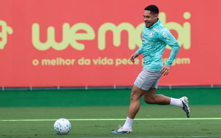 Vitor Roque durante treinamento do Palmeiras