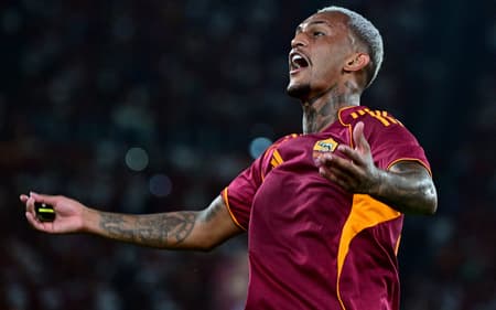 Wesley, ex-Flamengo, comemora gol marcado pela Roma contra o Bologna, pelo Campeonato Italiano (Foto: Tiziana Fabi/AFP)