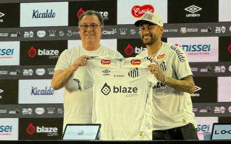 Neymar e o presidente do Santos, Marcelo Teixeira, na coletiva de apresentação do atacante