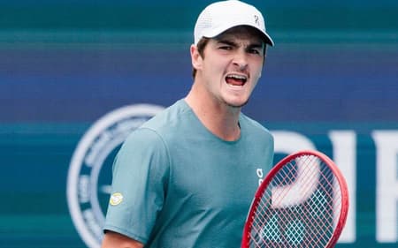 João Fonseca na derrota para o espanhol Carlos Alcaraz em Miami (Divulgação)