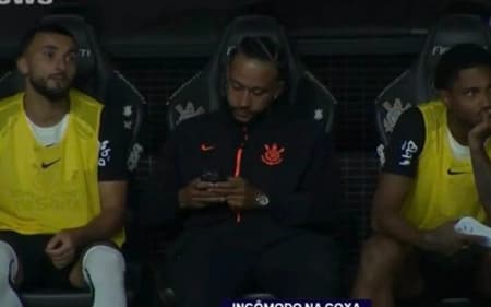 Memphis foi flagrado usando celular (Foto: Reprodução/ Cazé TV)