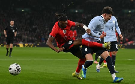 Piquerez saiu machucado após lance com Madueke (Foto: GLYN KIRK / AFP)