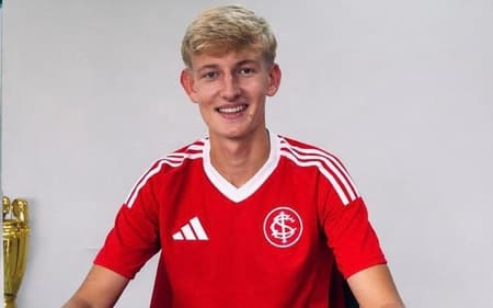 Zagueiro Ramon assinou primeiro contrato profissional com o Internacional (Foto: Divulgação)