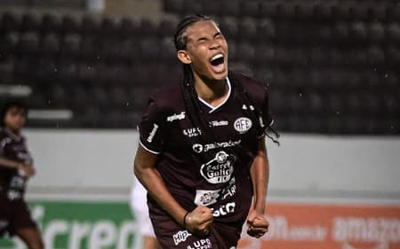Monique vibra com gol marcado pela Ferroviária. (Foto: Ferroviária/Divulgação)