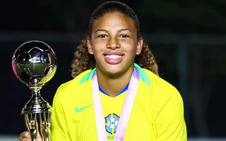 Estephany Oliveira, atacante de 15 anos é uma das promessas do futebol feminino brasileiro. (Foto: reprodução/redes sociais)