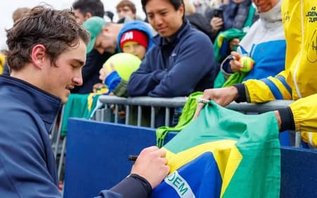 João Fonseca autografa bandeira do Brasil no ATP 500 de Munique (Foto: Divulgação)