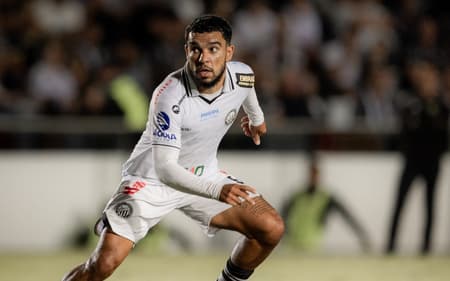 Moraes, lateral do Operário, em ação contra o Fluminense (Foto: André Jonsson/OFEC)