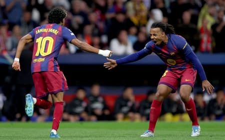 Yamal comemorando o primeiro gol marcado no confronto entre Atlético e Barcelona, na Champions League (Foto: Oscar del Pozo/AFP)