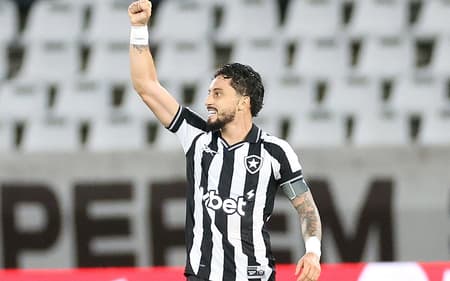 Alex Telles marcou o gol da vitória do Botafogo sobre a Chapecoense, pela Copa do Brasil