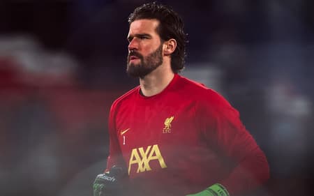 Alisson em ação pelo Liverpool na Champions League