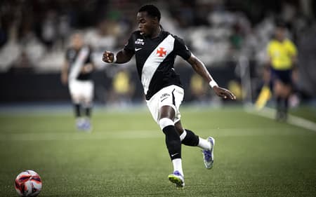 Atacante marca no fim do jogo, somando três pontos ao Cruzmaltino (Foto: Matheus Lima/Vasco)