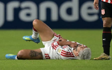 Arrascaeta sofre lesão no ombro no jogo contra o Estudiantes