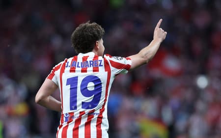 Julián Álvarez comemora gol em Atlético de Madrid e Arsenal pela Champions League (Foto: Thomas COEX / AFP)
