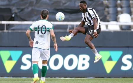 Bastos afasta a bola durante Botafogo x Coritiba