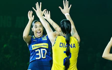 Diana cumprimenta Marcele em jogo da Seleção Feminina de Vôlei (Foto: Volleyball World)