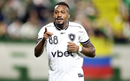 Edenílson comemora seu gol no jogo do Botafogo contra Chapecoense pelo Brasileirão