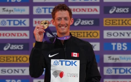 O canadense Evan Dunfee mostra a medalha de ouro dos 35km da marcha atlética no Mundial de Tóquio 2025