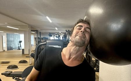 Bicampeão da F1, Fernando Alonso em treino de pescoço (Foto: Reprodução)