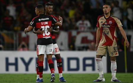 Bruno Henrique comemora seu gol no jogo do Flamengo contra o Independiente Medellín