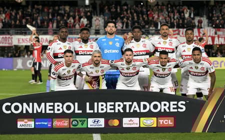 Jogadores do Flamengo perfilados antes de enfrentar o Estudiantes (Foto: JUAN MABROMATA / AFP)
