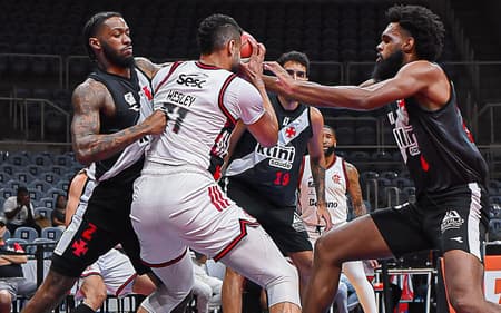 Flamengo em duelo do NBB contra o Vasco (Foto: PaulaReis/Flamengo)