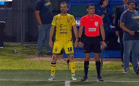 Presidente do Deportivo Recoleta durante partida pelo Campeonato Paraguaio. (Foto: Reprodução)